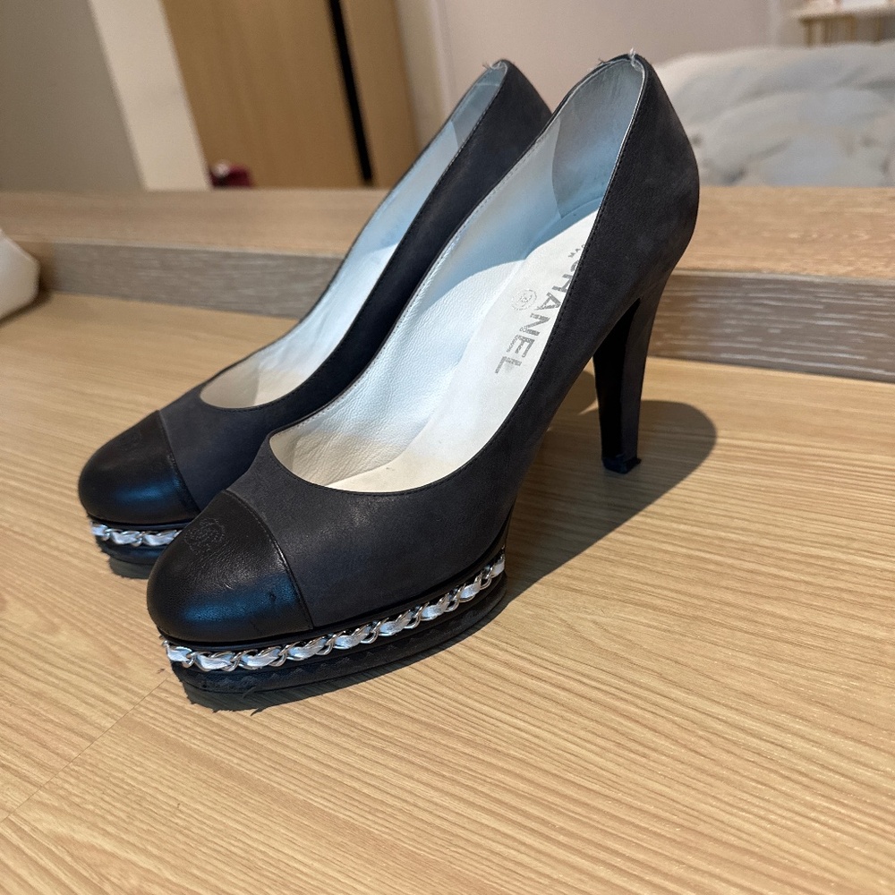 Black chanel pumps